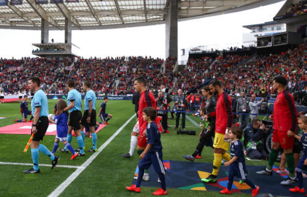 CHOÁNG! VAR biến quả pen của Bồ Đào Nha thành pen cho Thụy Sĩ - Bóng Đá