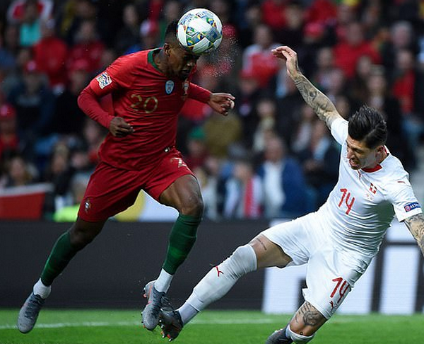 CHOÁNG! VAR biến quả pen của Bồ Đào Nha thành pen cho Thụy Sĩ - Bóng Đá