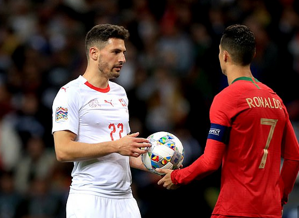 CHOÁNG! VAR biến quả pen của Bồ Đào Nha thành pen cho Thụy Sĩ - Bóng Đá