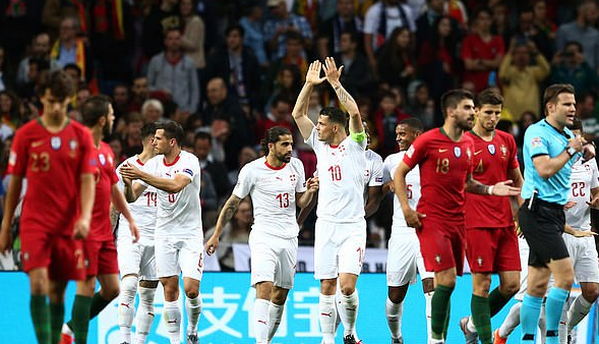 CHOÁNG! VAR biến quả pen của Bồ Đào Nha thành pen cho Thụy Sĩ - Bóng Đá