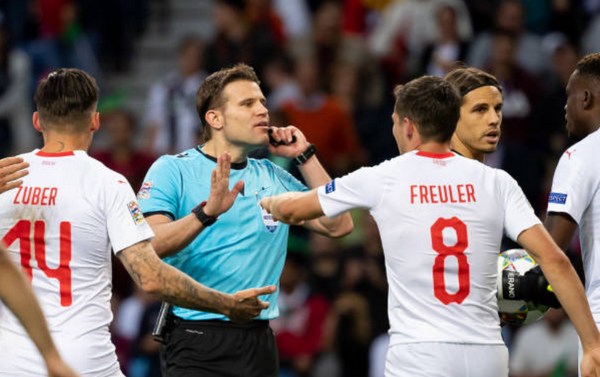 CHOÁNG! VAR biến quả pen của Bồ Đào Nha thành pen cho Thụy Sĩ - Bóng Đá