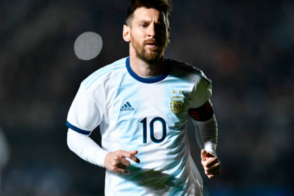 Ronaldo gọi, Messi 'suýt' trả lời, Argentina đại thắng trên sân nhà - Bóng Đá