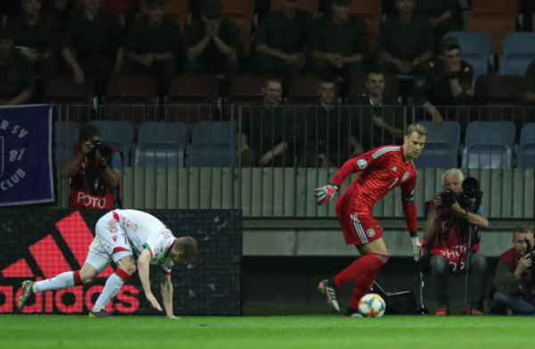 Cả gan 'thách thức' Neuer, tiền đạo đối thủ nhận cái kết đắng - Bóng Đá