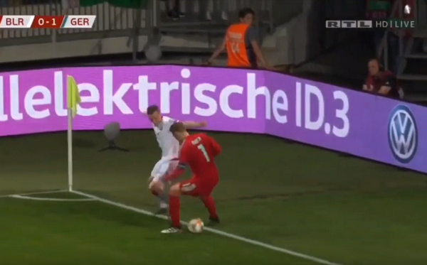 Cả gan 'thách thức' Neuer, tiền đạo đối thủ nhận cái kết đắng - Bóng Đá