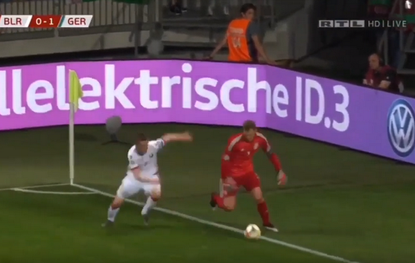 Cả gan 'thách thức' Neuer, tiền đạo đối thủ nhận cái kết đắng - Bóng Đá