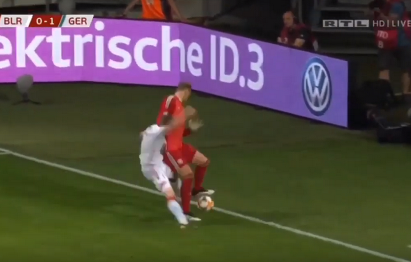 Cả gan 'thách thức' Neuer, tiền đạo đối thủ nhận cái kết đắng - Bóng Đá