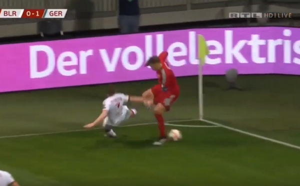 Cả gan 'thách thức' Neuer, tiền đạo đối thủ nhận cái kết đắng - Bóng Đá