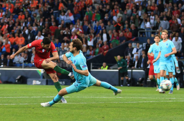 Hattrick trước Thụy Sĩ không thể giúp Ronaldo trở thành 