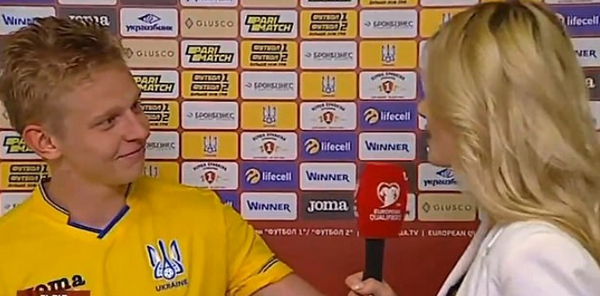 Cao hứng sau chiến thắng, sao Man City 'cưỡng hôn' nữ phóng viên xinh đẹp - Bóng Đá