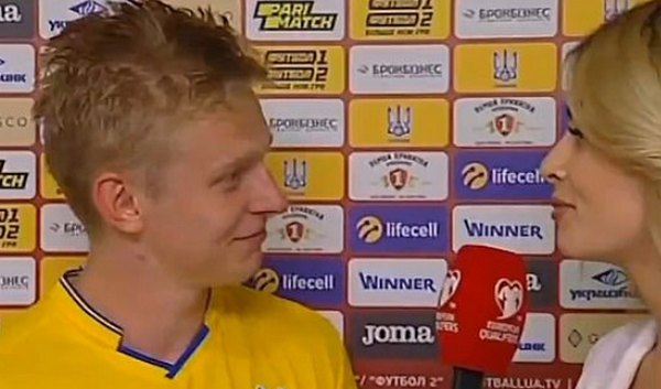 Cao hứng sau chiến thắng, sao Man City 'cưỡng hôn' nữ phóng viên xinh đẹp - Bóng Đá