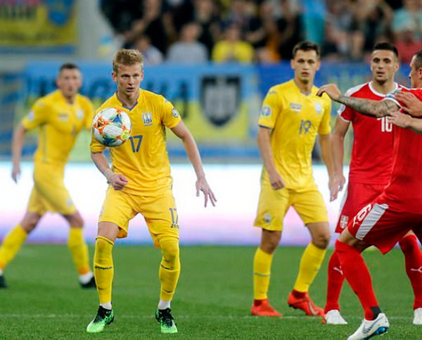 Cao hứng sau chiến thắng, sao Man City 'cưỡng hôn' nữ phóng viên xinh đẹp - Bóng Đá