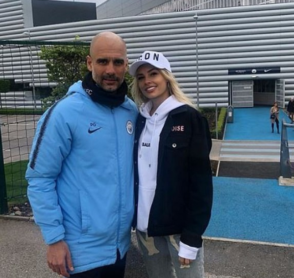 Cao hứng sau chiến thắng, sao Man City 'cưỡng hôn' nữ phóng viên xinh đẹp - Bóng Đá