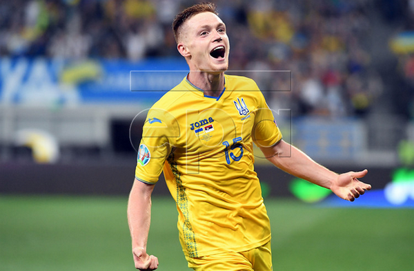 Cao hứng sau chiến thắng, sao Man City 'cưỡng hôn' nữ phóng viên xinh đẹp - Bóng Đá