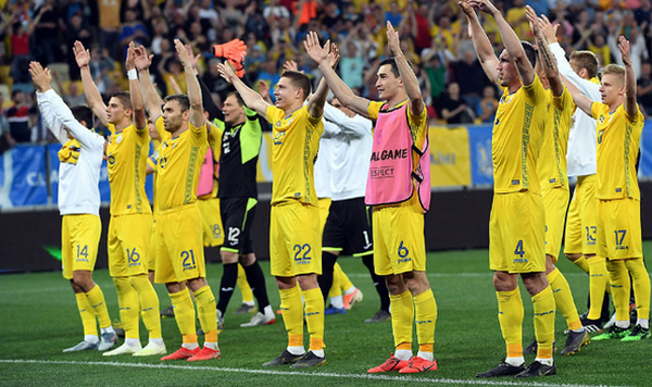 Cao hứng sau chiến thắng, sao Man City 'cưỡng hôn' nữ phóng viên xinh đẹp - Bóng Đá