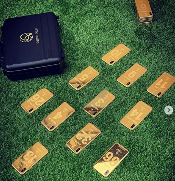 Dàn sao Liverpool và món quà độc lạ 