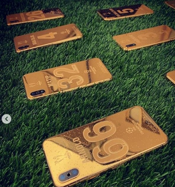 Dàn sao Liverpool và món quà độc lạ 