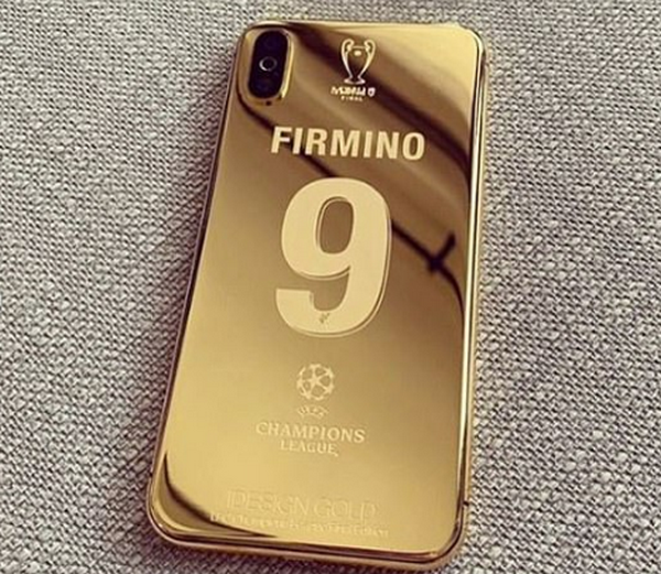 Dàn sao Liverpool và món quà độc lạ 