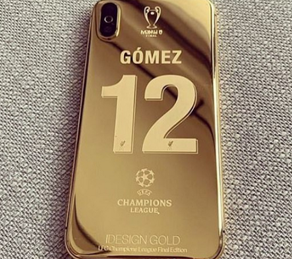 Dàn sao Liverpool và món quà độc lạ 