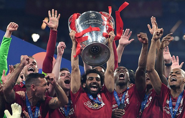 Dàn sao Liverpool và món quà độc lạ 