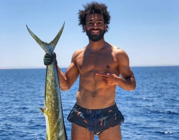 Dàn sao Liverpool và món quà độc lạ 