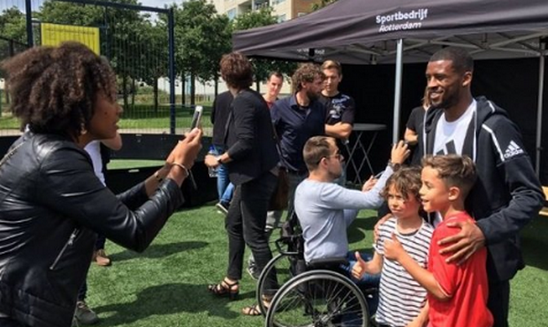 Dàn sao Liverpool và món quà độc lạ 