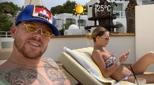 Dàn sao Liverpool và món quà độc lạ 