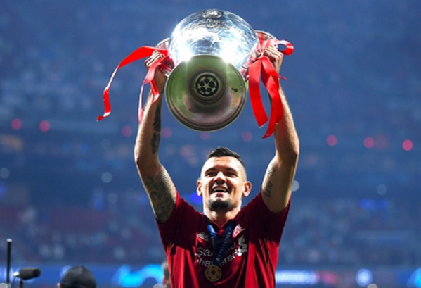 Dàn sao Liverpool và món quà độc lạ 