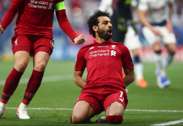 Dàn sao Liverpool và món quà độc lạ 