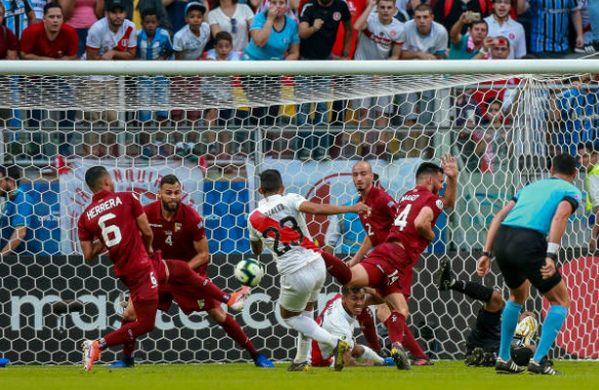 VAR tiếp tục xuất hiện tại Copa, định đoạt luôn trận đấu - Bóng Đá