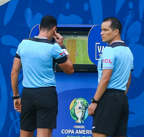 VAR tiếp tục xuất hiện tại Copa, định đoạt luôn trận đấu - Bóng Đá