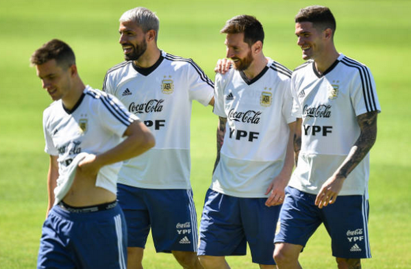 Lần đầu xuất hiện sau thất bại, đây là thái độ 'kỳ lạ' của Messi - Bóng Đá