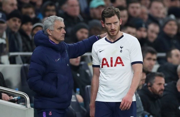 Jan Vertonghen was NOT happy when Jose Mourinho took him off after 54 minutes tonight - Bóng Đá