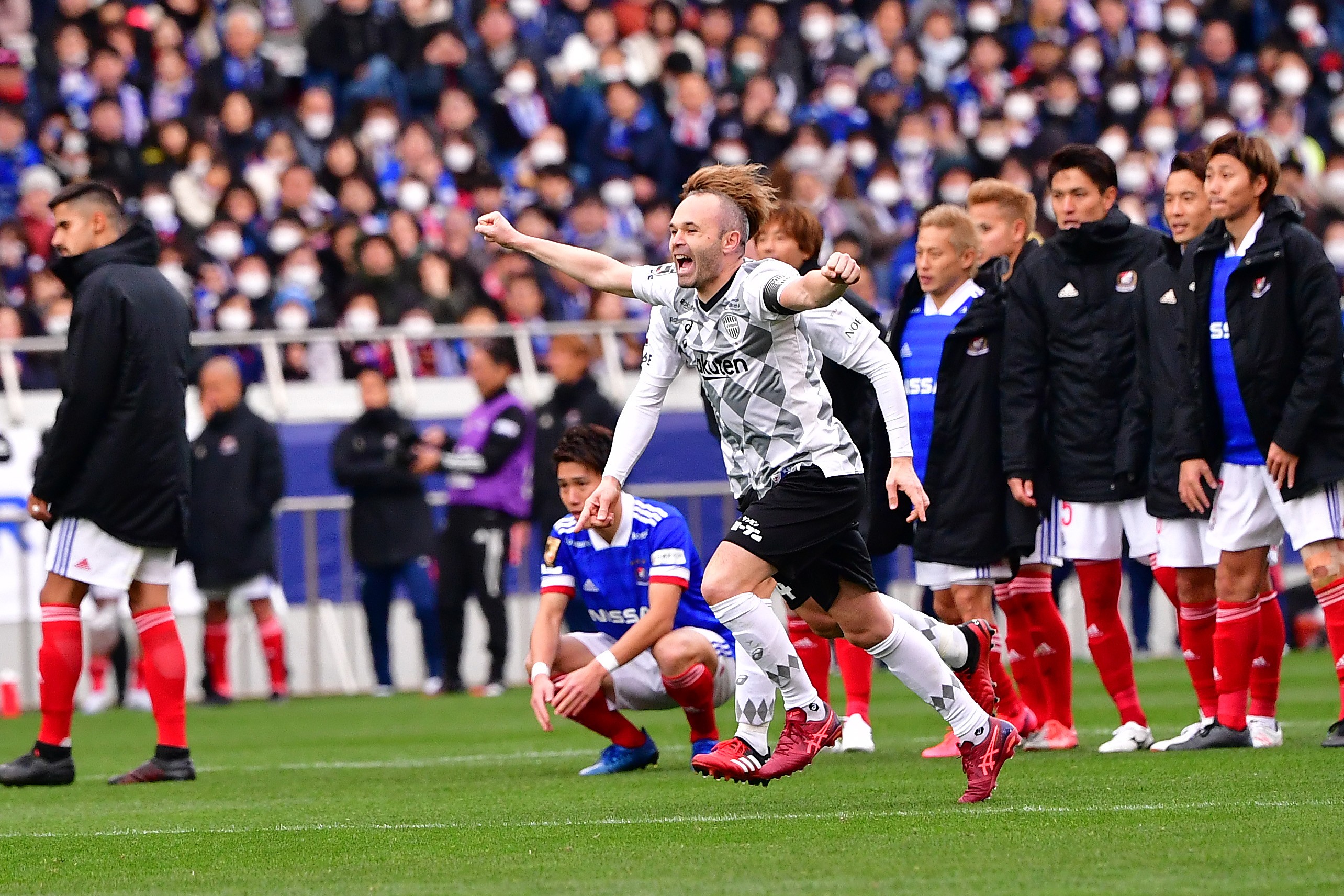 Quá điên rồ! Iniesta đoạt Siêu cúp trong trận cầu có 9 quả 11m hỏng ăn - Bóng Đá