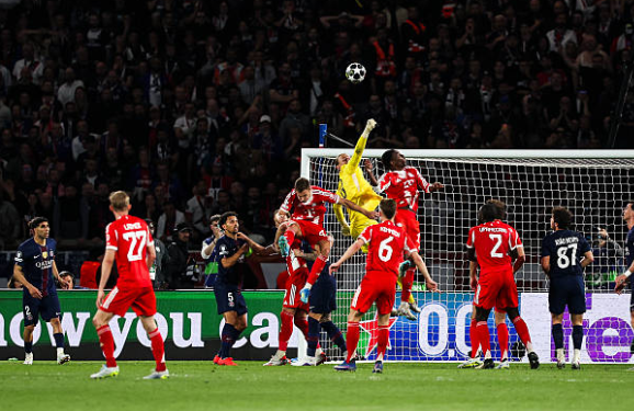 Matvey Safonov (6.7 điểm): Dù phải vào lưới nhặt bóng tới 4 lần, thủ thành này vẫn có những khoảnh khắc xuất thần. Anh thực hiện một số pha cứu thua quan trọng trong hiệp một, đặc biệt là tình huống ngăn chặn cú dứt điểm hiểm hóc của Olise, giúp PSG không bị sụp đổ sớm trước áp lực từ đội khách.