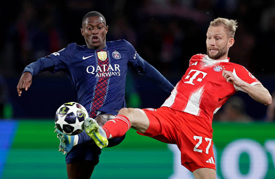 Nuno Mendes (6.0 điểm): Hậu vệ người Bồ Đào Nha đã có một hiệp thi đấu đầu tiên đầy khó khăn khi liên tục bị Michael Olise vượt mặt. Tuy nhiên, anh đã chơi ổn định hơn sau giờ nghỉ và bắt đầu đóng góp tích cực vào lối chơi chung bằng những tình huống dâng cao đầy tốc độ bên hành lang cánh trái.