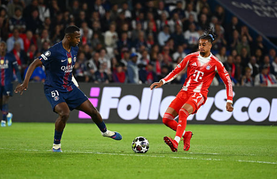 Willian Pacho (5.8 điểm): Một đêm thi đấu đáng quên của Pacho khi anh thường xuyên lúng túng trước sức ép từ Harry Kane và Luis Diaz. Sai lầm nghiêm trọng nhất là tình huống phạm lỗi vụng về với Diaz trong vòng cấm, dẫn đến quả phạt đền mở tỉ số cho Bayern Munich.