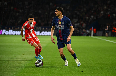 Achraf Hakimi (6.2 điểm): Dù gặp nhiều khó khăn trong việc kiềm tỏa Luis Diaz, Hakimi vẫn thể hiện được giá trị ở khả năng hỗ trợ tấn công. Anh là người thực hiện pha bứt tốc ngoạn mục bên cánh phải để kiến tạo cho Kvaratskhelia ghi bàn thắng thứ hai. Việc anh phải rời sân cuối trận vì chấn thương là một tổn thất lớn cho PSG.