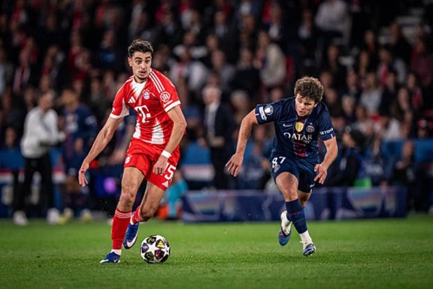 Tiền vệ trung tâm: Aleksandar Pavlovic – 6.6 Tiền vệ trẻ này khởi đầu hiệp hai khá chệch choạc với một vài tình huống để mất bóng nguy hiểm. Tuy nhiên, anh đã kịp lấy lại sự tự tin và chơi ổn định hơn trong khoảng 30 phút cuối trận trước khi rời sân nhường chỗ cho Nicolas Jackson.