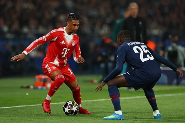 Tiền vệ cánh phải: Michael Olise – 6.9 Một trong những cầu thủ chơi hay nhất bên phía Bayern. Olise đã ghi một bàn thắng đẹp mắt ở phút 41 và liên tục gây áp lực lên vị trí của Mendes. Dù đôi lúc xử lý bóng cuối cùng còn chưa thực sự sắc sảo, anh vẫn là mối đe dọa thường trực bên hành lang cánh.