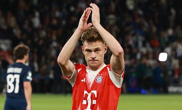 Joshua Kimmich không hài lòng với quyết định thổi phạt đền của trọng tài.