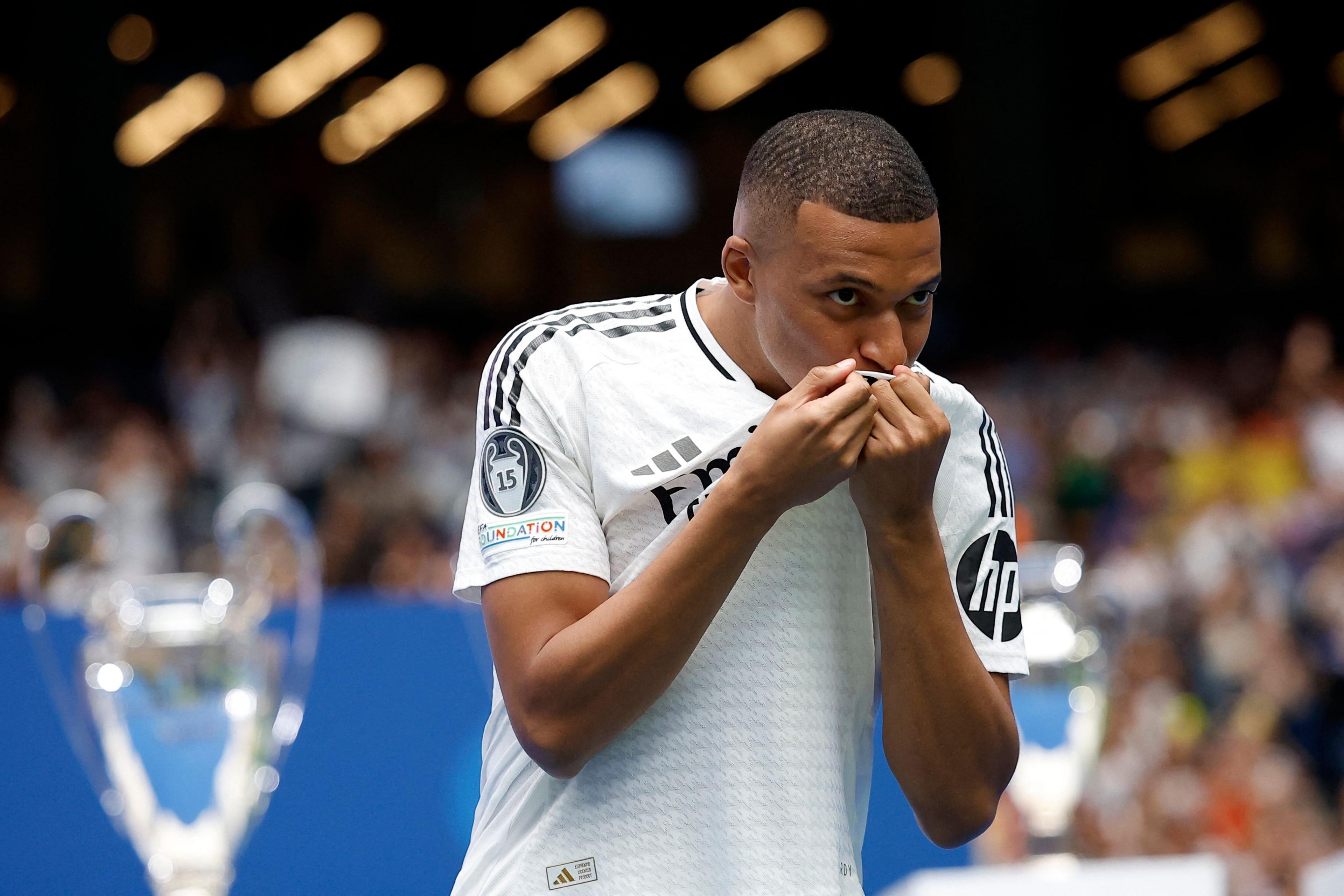 Mbappe rời đi, hệ thống được giải phóng.