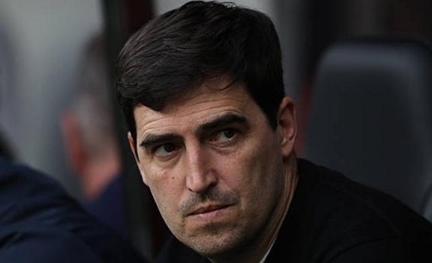 Andoni Iraola hứng thú với việc dẫn dắt Chelsea.