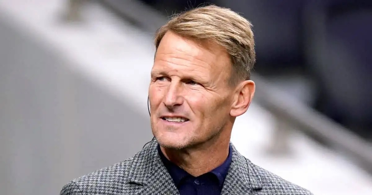 Teddy Sheringham chỉ trích ban lãnh đạo Tottenham về những quyết định liên quan đến huấn luyện viên trưởng của câu lạc bộ.