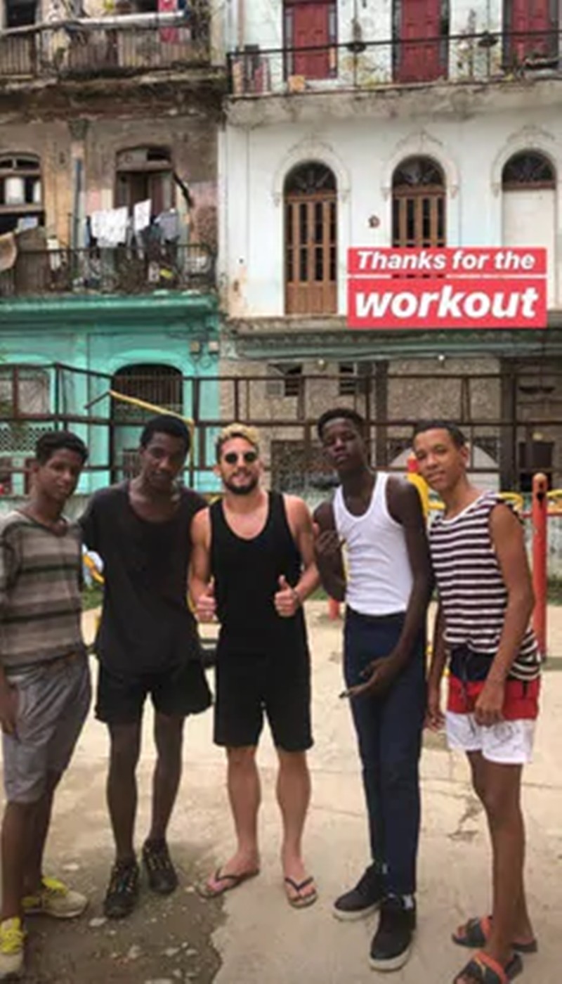 Tạm rời xa bóng đá, sao Napoli sang Cuba chăn ngựa - Bóng Đá