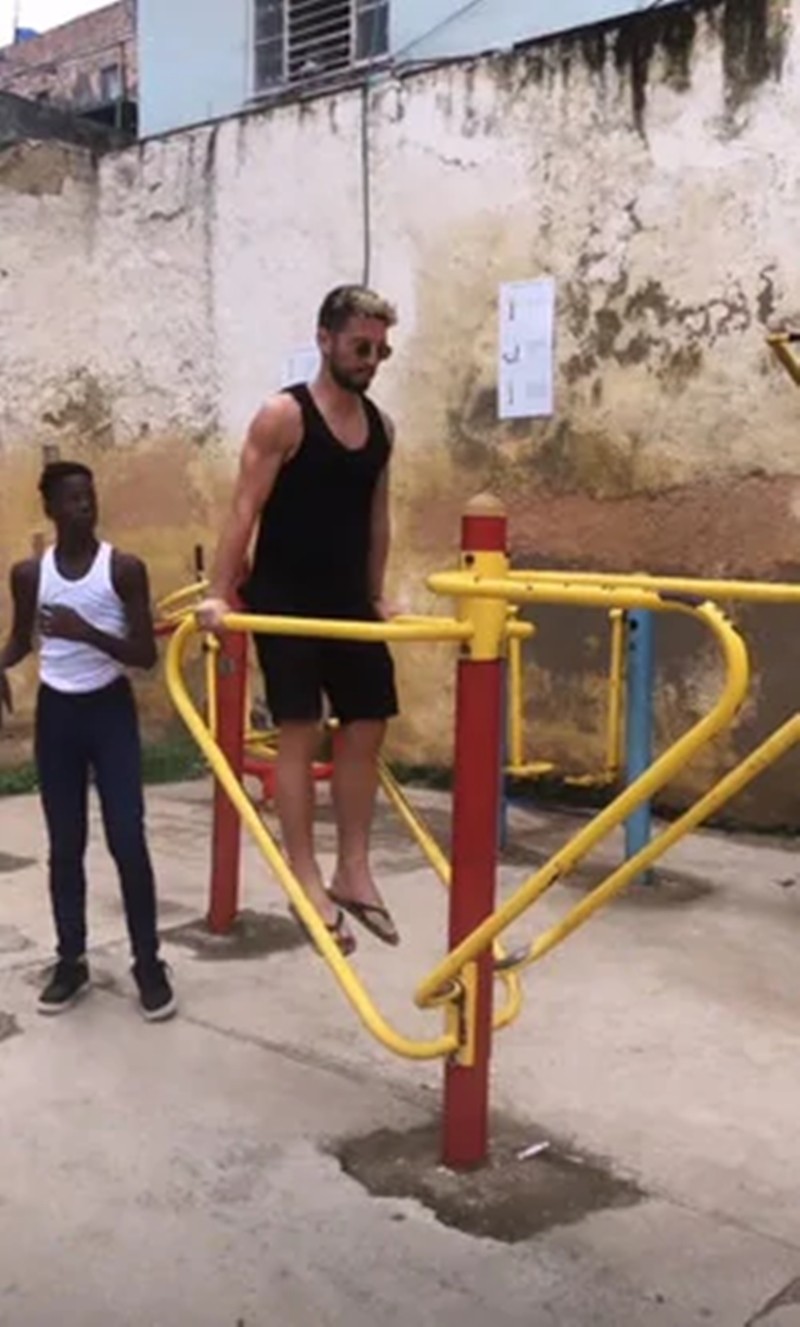 Tạm rời xa bóng đá, sao Napoli sang Cuba chăn ngựa - Bóng Đá