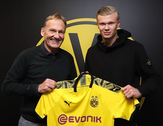 Here's Haaland! Borussia Dortmund's £17m new boy checks in for his first day at his new club and tells the cameras 'I'm happy!' - Bóng Đá