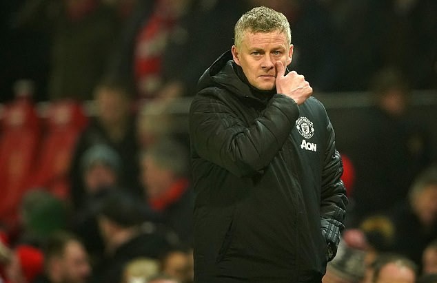 Ảnh Solskjaer dắt cầu thủ đi mát xa - Bóng Đá