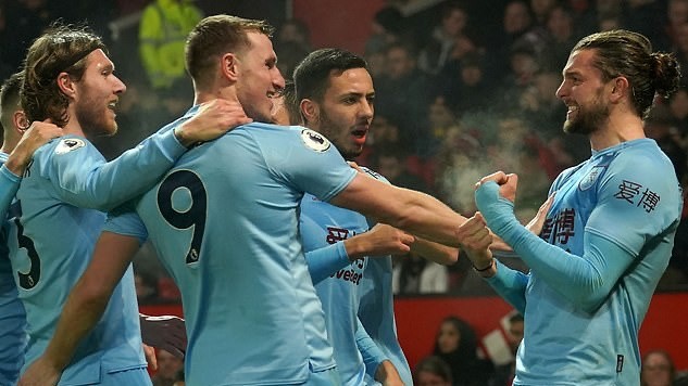 Ảnh Solskjaer dắt cầu thủ đi mát xa - Bóng Đá