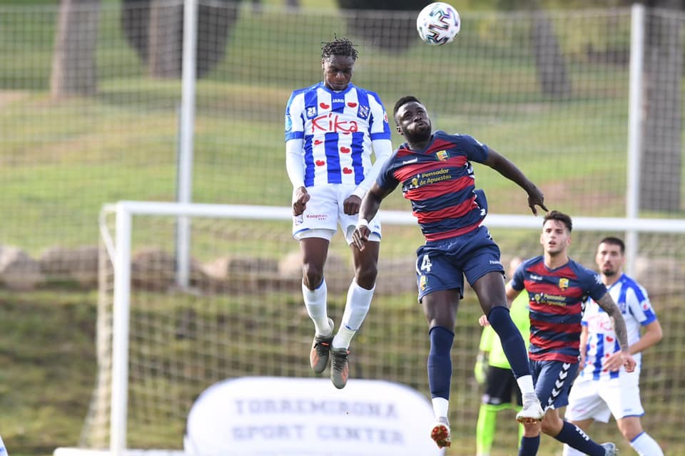 Đoàn Văn Hậu đá 45 phút trong ngày Heerenveen giành chiến thắng sít sao - Bóng Đá