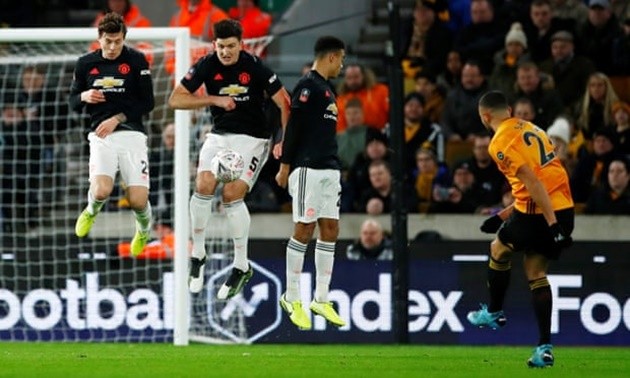Đấu Man Utd, sát thủ Mexico chào hàng bằng kỹ thuật 
